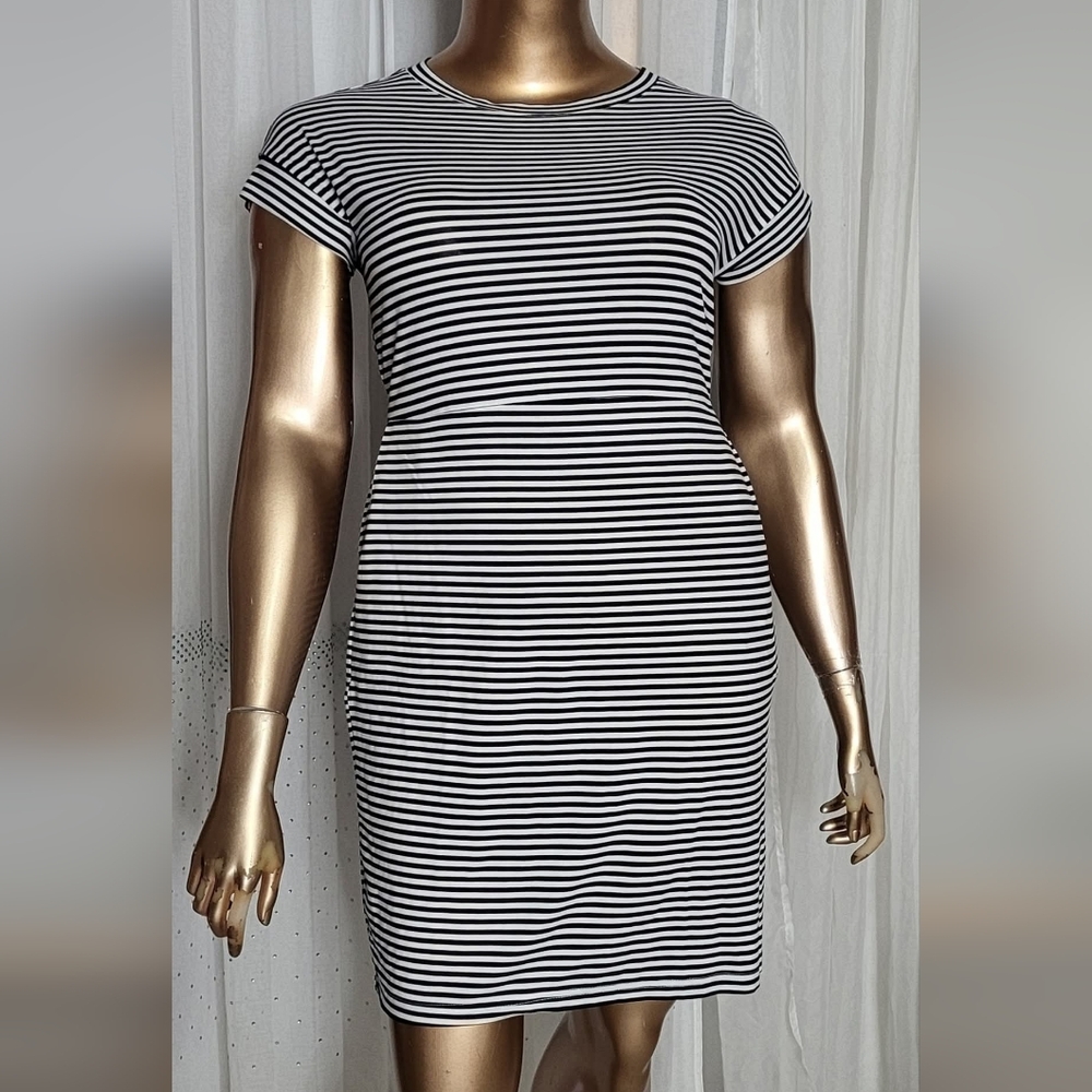 Chic Striped Midi Dress in Black and White